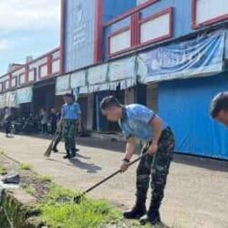 Lanud Sultan Hasanuddin Bersama Satuan TNI AU Wilayah Makassar, Gelar Karya Bakti di TPI dan Pasar Batangase, Maros