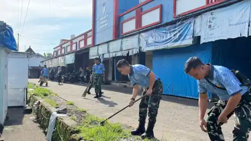 Lanud Sultan Hasanuddin Bersama Satuan TNI AU Wilayah Makassar, Gelar Karya Bakti di TPI dan Pasar Batangase, Maros