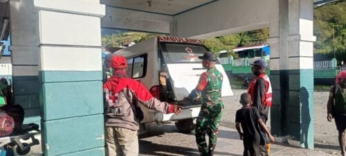 Evakuasi dan Pelayanan Kesehatan Warga Korban Pembakaran Honai Oleh KKB