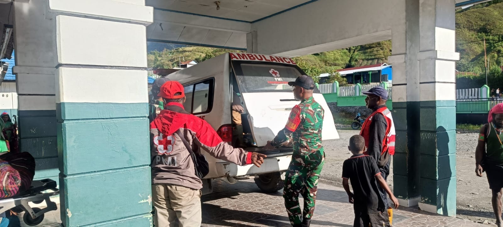 Evakuasi dan Pelayanan Kesehatan Warga Korban Pembakaran Honai Oleh KKB