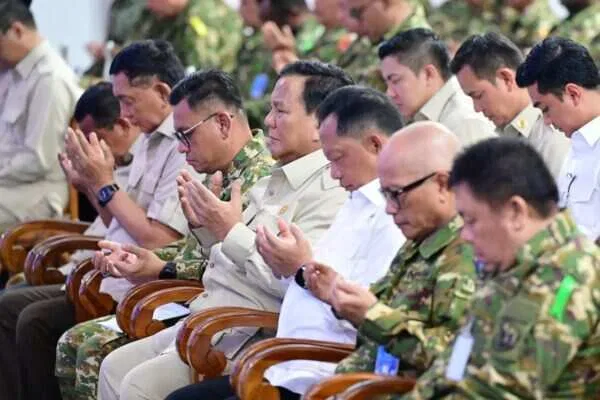 Panglima TNI Dampingi Presiden RI Berikan Pengarahan kepada Ketua DPRD Seluruh Indonesia Panglima TNI Dampingi Presiden RI Berikan Pengarahan kepada Ketua DPRD Seluruh Indonesia
