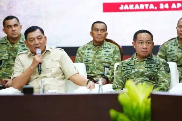 Perkuat Silaturahmi, Panglima TNI Hadiri Pertemuan Purnawirawan TNI di Kemhan Perkuat Silaturahmi, Panglima TNI Hadiri Pertemuan Purnawirawan TNI di Kemhan