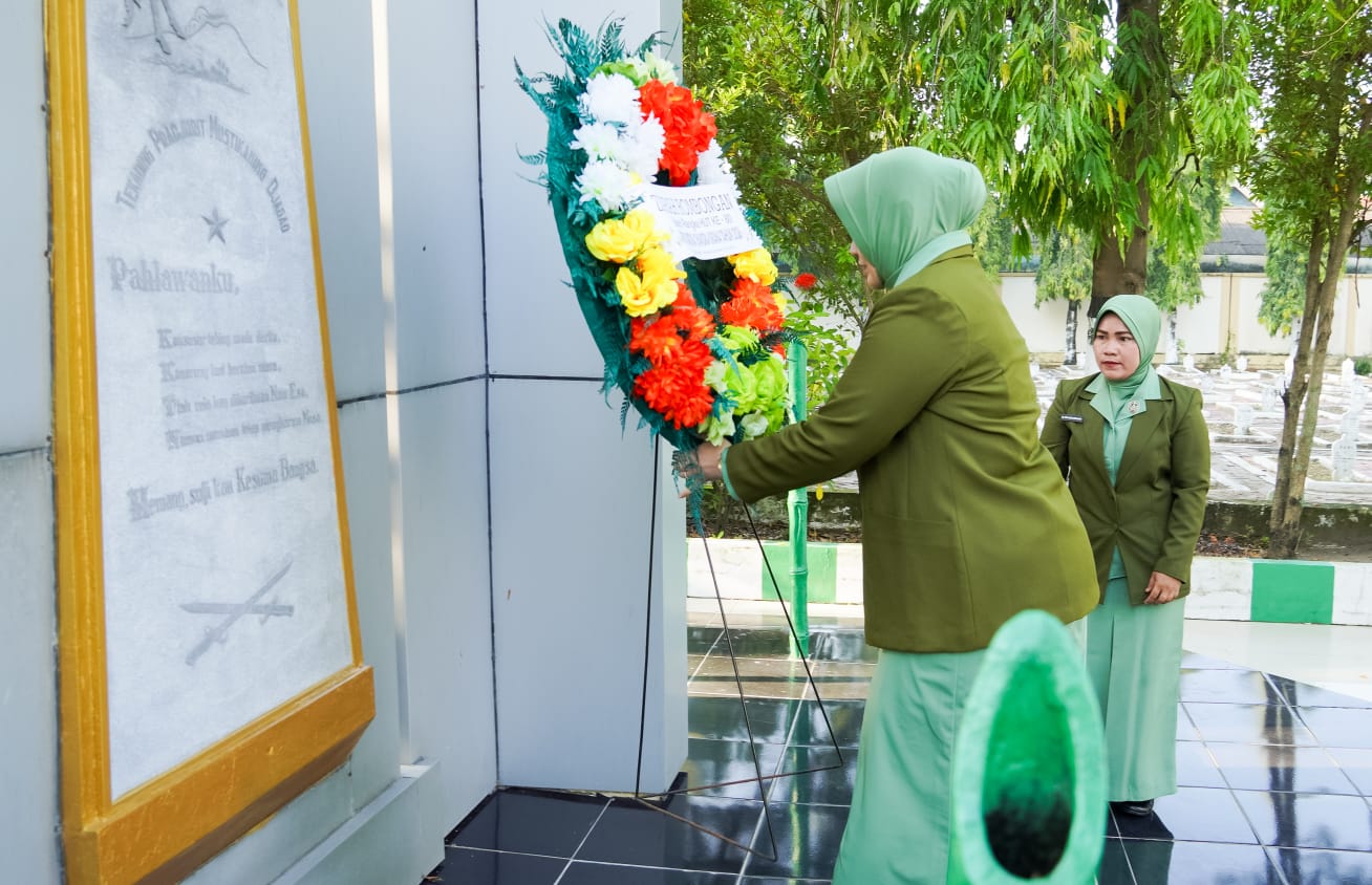 Persit KCK Kodim Bojonegoro Laksanakan Ziarah Rombongan dan Tabur Bunga