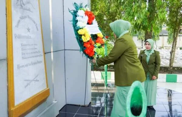 Persit KCK Kodim Bojonegoro Laksanakan Ziarah Rombongan dan Tabur Bunga