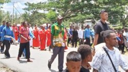 Pengamanan Humanis Babinsa Mapurujaya di Prosesi Ibadah dan Jalan Salib