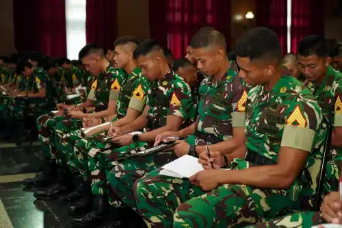 Gubernur Akmil Berikan Pengarahan Geopolitik Dunia kepada Taruna Tingkat I, II, dan III