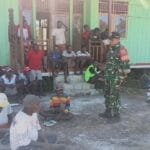 Babinsa Koramil Mapurujaya Laksanakan Komsos Bersama Warga Kampung Fanamo