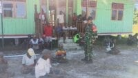 Babinsa Koramil Mapurujaya Laksanakan Komsos Bersama Warga Kampung Fanamo
