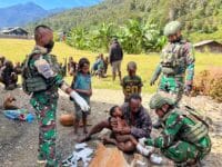 Tiga Warga Distrik Sinak Terluka Akibat Penembakan OPM, Dievakuasi dengan Bantuan TNI dan Warga