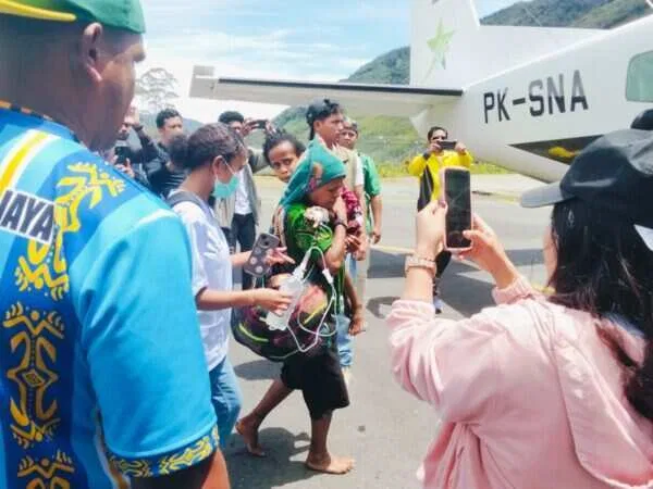 Anak 6 Tahun Korban Aksi Kebrutalan OPM di Kabupaten Puncak Dievakuasi Petugas dan Medis