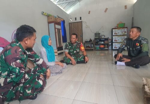 Babinsa Sukosewu Bojonegoro Bantu Lansia Korban Penipuan