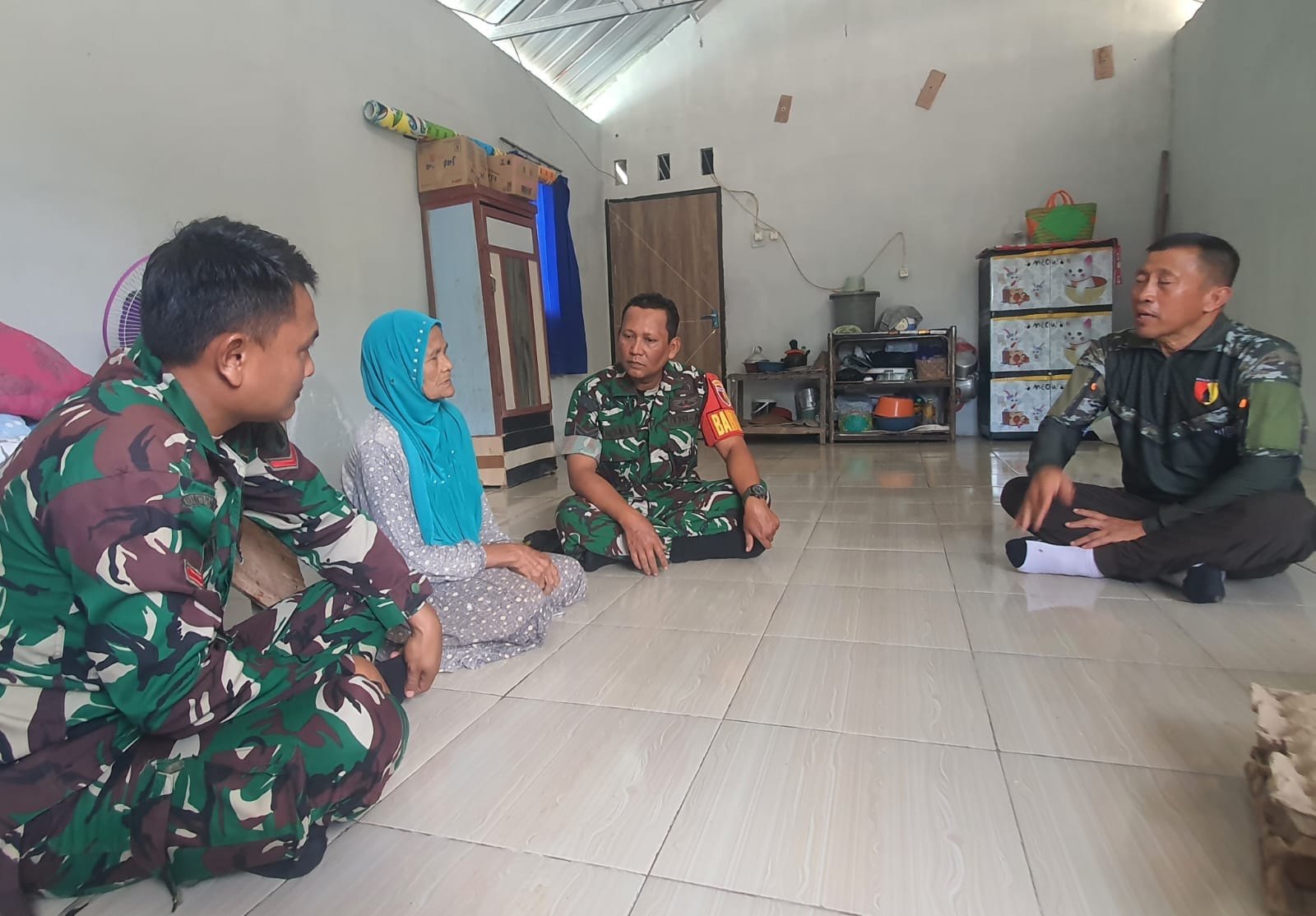 Babinsa Sukosewu Bojonegoro Bantu Lansia Korban Penipuan