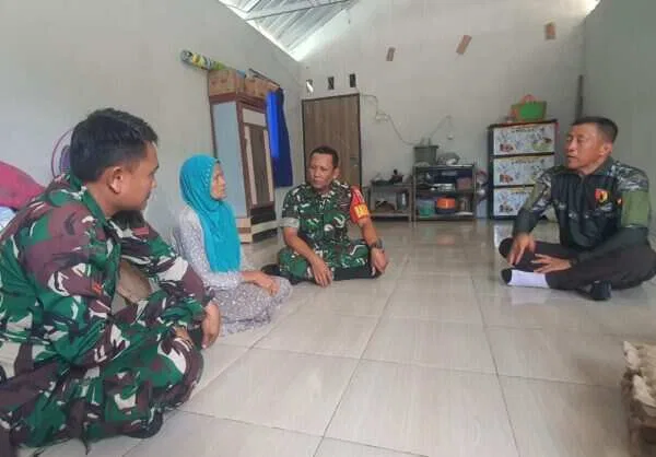 Babinsa Sukosewu Bojonegoro Bantu Lansia Korban Penipuan