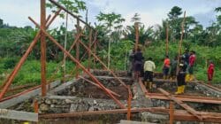 Satgas TMMD 128 dan Warga Bersinergi, Pembangunan Rumah di Manokwari Tunjukkan Kemajuan Pesat
