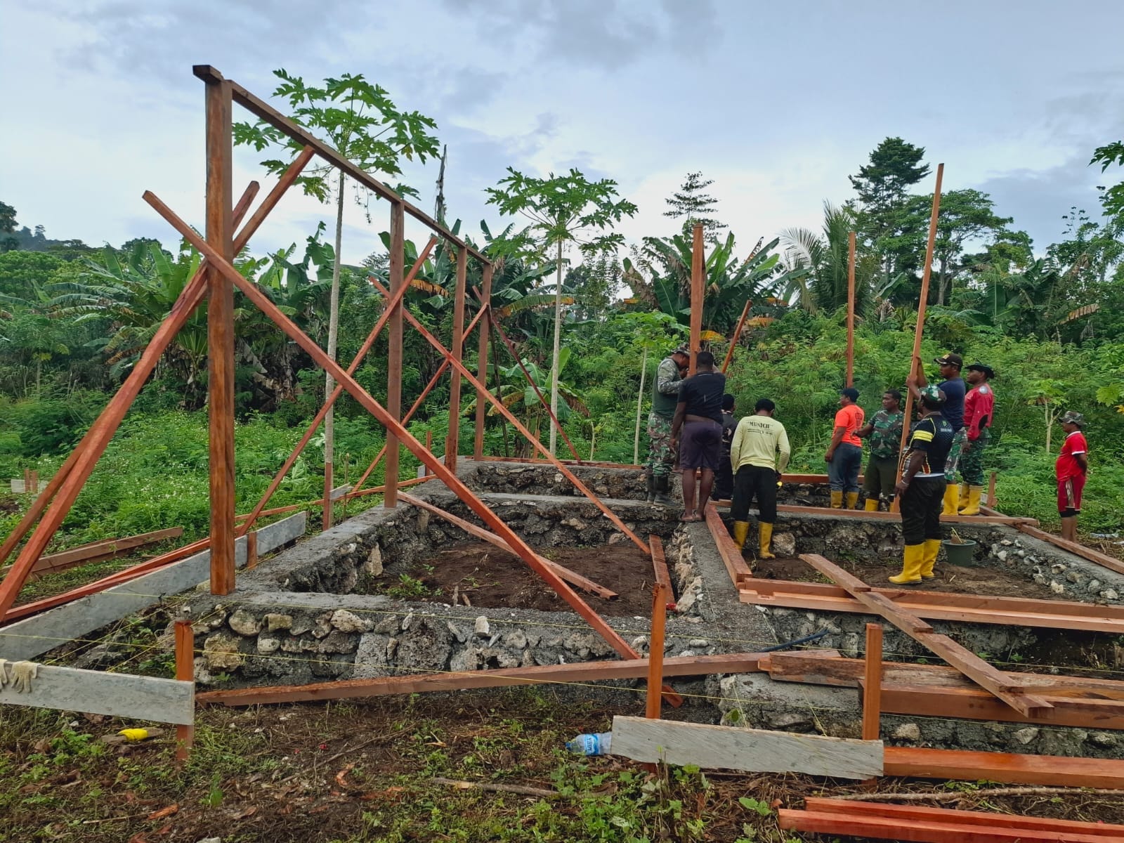 Satgas TMMD 128 dan Warga Bersinergi, Pembangunan Rumah di Manokwari Tunjukkan Kemajuan Pesat