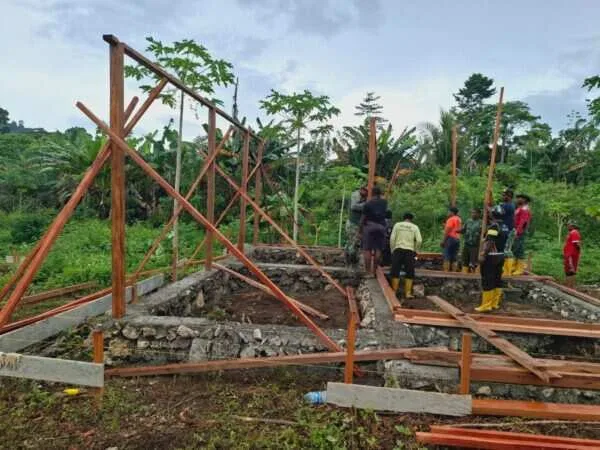Satgas TMMD 128 dan Warga Bersinergi, Pembangunan Rumah di Manokwari Tunjukkan Kemajuan Pesat Satgas TMMD 128 dan Warga Bersinergi, Pembangunan Rumah di Manokwari Tunjukkan Kemajuan Pesat