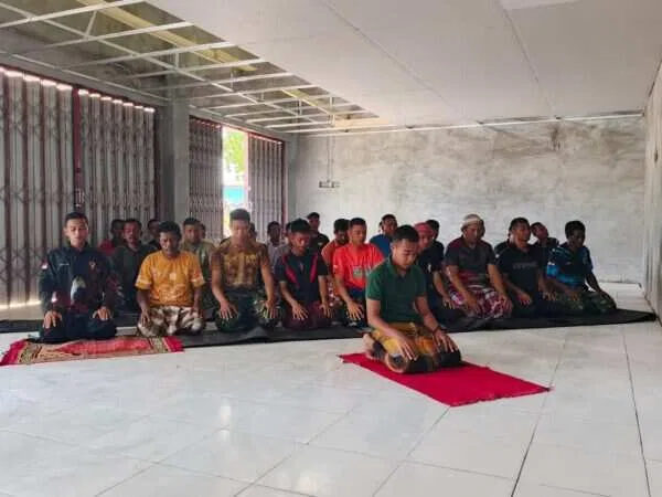 Ditengah Padatnya Kegiatan, Satgas TMMD ke 128 Tetap Laksanakan Sholat Jumat Ditengah Padatnya Kegiatan, Satgas TMMD ke 128 Tetap Laksanakan Sholat Jumat