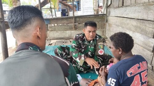 Senyum Bahagia Ibu Modesta Akarepia, Dapat Layanan Kesehatan dari Satgas TMMD Kodim 1710/Mimika