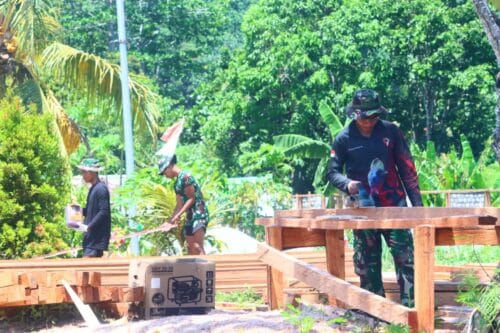 Satgas TMMD Reguler ke-128 Kodim 1801/Manokwari Bangun Rumah Warga Tanah Rubuh dari Nol