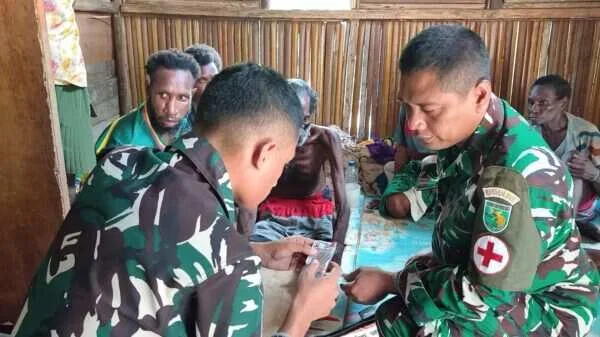 Tim Kesehatan Satgas TMMD Gerak Cepat Layani Warga Yang Sakit Tim Kesehatan Satgas TMMD Gerak Cepat Layani Warga Yang Sakit