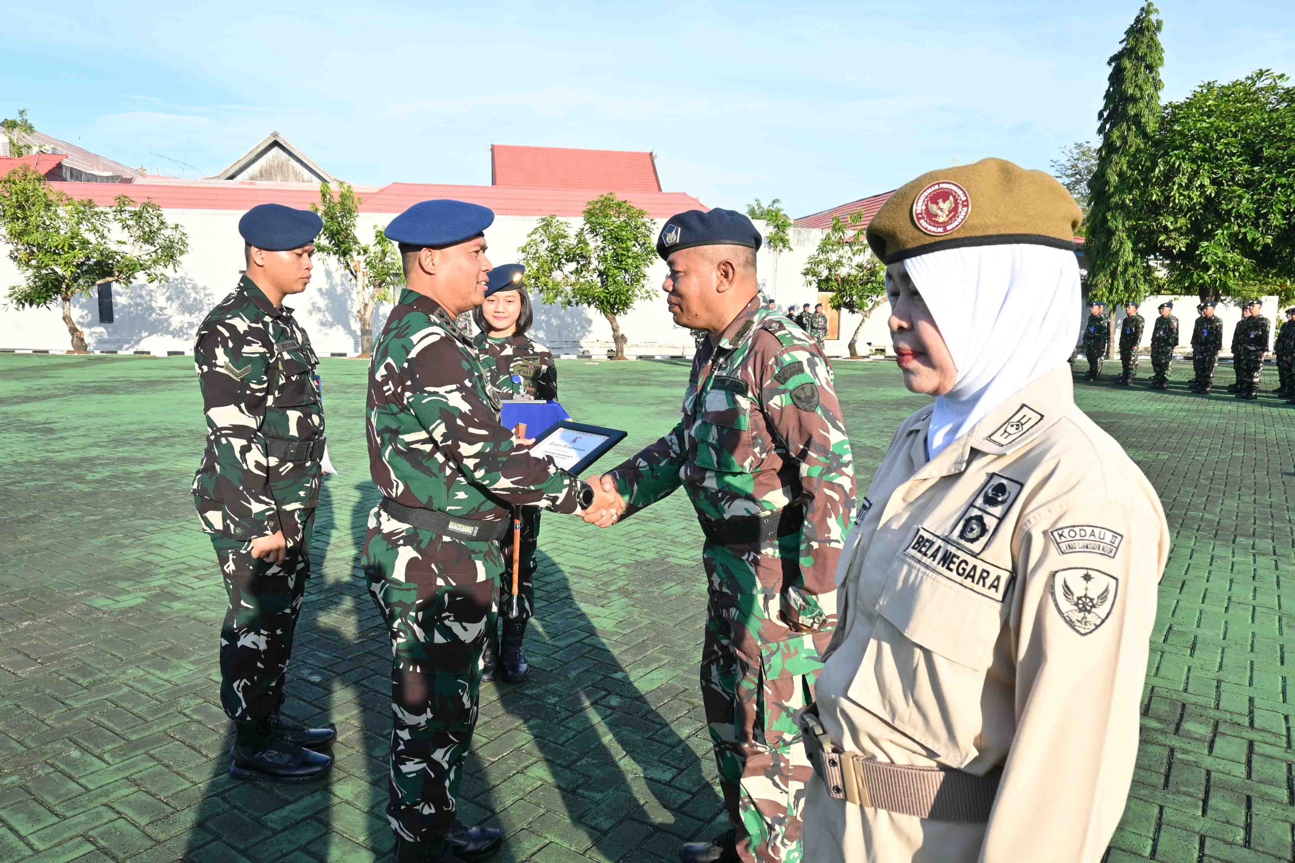 Mengakhiri Tugas dengan Kehormatan, Komandan Lanud Sjamsudin Noor Lepas Personel Terbaiknya