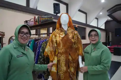 Merajut Harapan dengan Sasirangan, Kisah Humanis Persit yang Menjaga Warisan dan Menguatkan Kemandirian