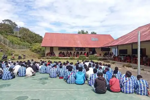 Koramil 1714-01/Ilu Sinergitas dengan Polri dan Pemerintah Daerah dalam Kegiatan TKA serta Bahas Pemeliharaan Aset Sekolah di SMPN 1 Ilu