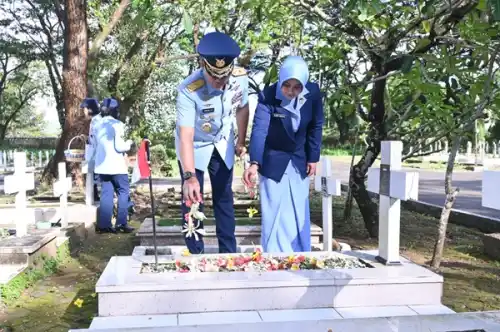 Danlanud Sultan Hasanuddin Hadiri Ziarah HUT Ke-80 TNI AU di TMP Panaikang