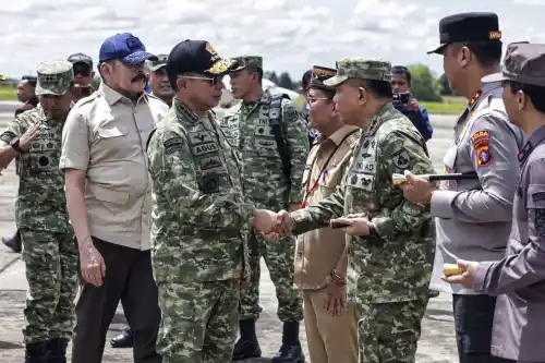 Panglima TNI Dampingi Menhan RI Tinjau Penertiban Lahan Tambang  di Kalteng