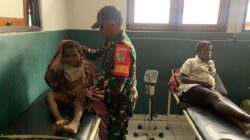 Aparat Gabungan TNI Bersama RSUD Mulia dan PMI Kab Puncak Jaya Evakuasi Pengungsi Korban Penembakan KKB di Distrik Sinak