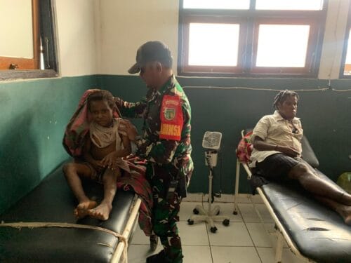 Aparat Gabungan TNI Bersama RSUD Mulia dan PMI Kab Puncak Jaya Evakuasi Pengungsi Korban Penembakan KKB di Distrik Sinak