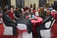 Kodim 1714/Puncak Jaya dan Polri Kawal Ketat Gubernur Papua Tengah Tinjau Korban Insiden Sinak, Instruksikan Status Tanggap Darurat dan Biaya Medis Ditanggung Penuh