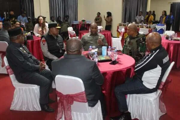 Kodim 1714/Puncak Jaya dan Polri Kawal Ketat Gubernur Papua Tengah Tinjau Korban Insiden Sinak, Instruksikan Status Tanggap Darurat dan Biaya Medis Ditanggung Penuh