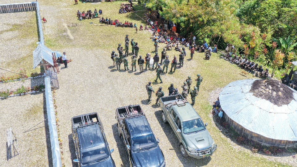 Kodim 1714/Puncak Jaya Peduli Pengungsi dan Salurkan Bantuan Kemanusiaan di Kampung Tirineri