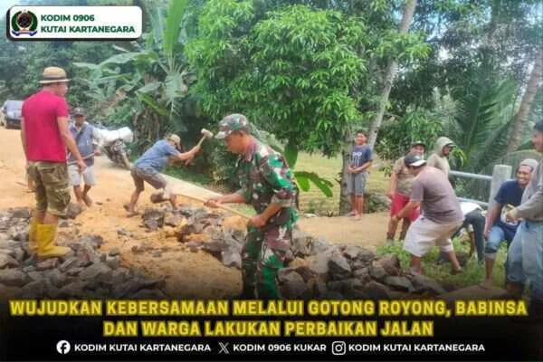 Wujudkan Kebersamaan Melalui Gotong Royong, Babinsa Dan Warga Lakukan Perbaikan Jalan Wujudkan Kebersamaan Melalui Gotong Royong, Babinsa Dan Warga Lakukan Perbaikan Jalan