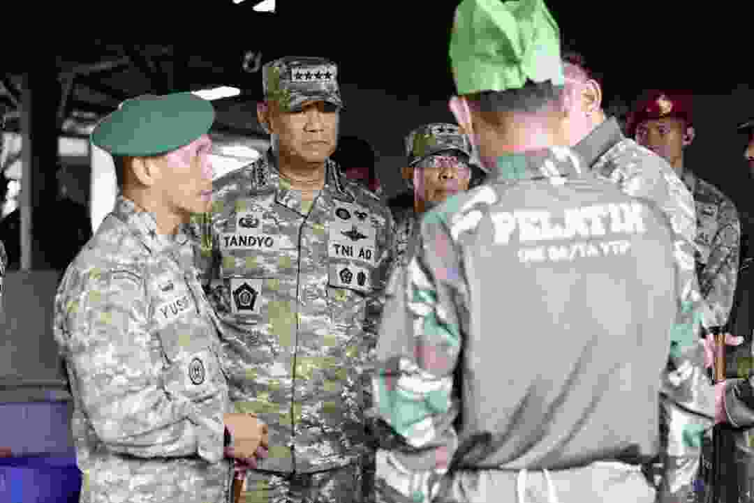 Wapang TNI Dampingi Menhan RI Tinjau Kesiapan Yonif TP 805/KSW di Papua Barat Wapang TNI Dampingi Menhan RI Tinjau Kesiapan Yonif TP 805/KSW di Papua Barat