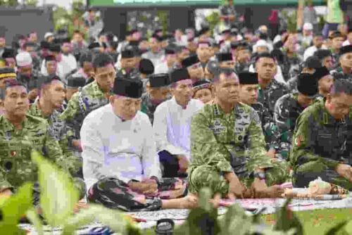 Wapang TNI Dampingi Menhan RI Shalat Idul Adha Bersama Prajurit dan Masyarakat di Papua Barat Wapang TNI Dampingi Menhan RI Shalat Idul Adha Bersama Prajurit dan Masyarakat di Papua Barat