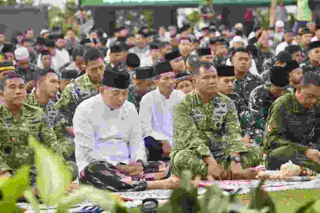 Wapang TNI Dampingi Menhan RI Shalat Idul Adha Bersama Prajurit dan Masyarakat di Papua Barat Wapang TNI Dampingi Menhan RI Shalat Idul Adha Bersama Prajurit dan Masyarakat di Papua Barat