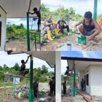 Pengecatan Tiang Teras RTLH, Satgas TMMD Ke-128 Kodim 1801/Manokwari Utamakan Kerapian