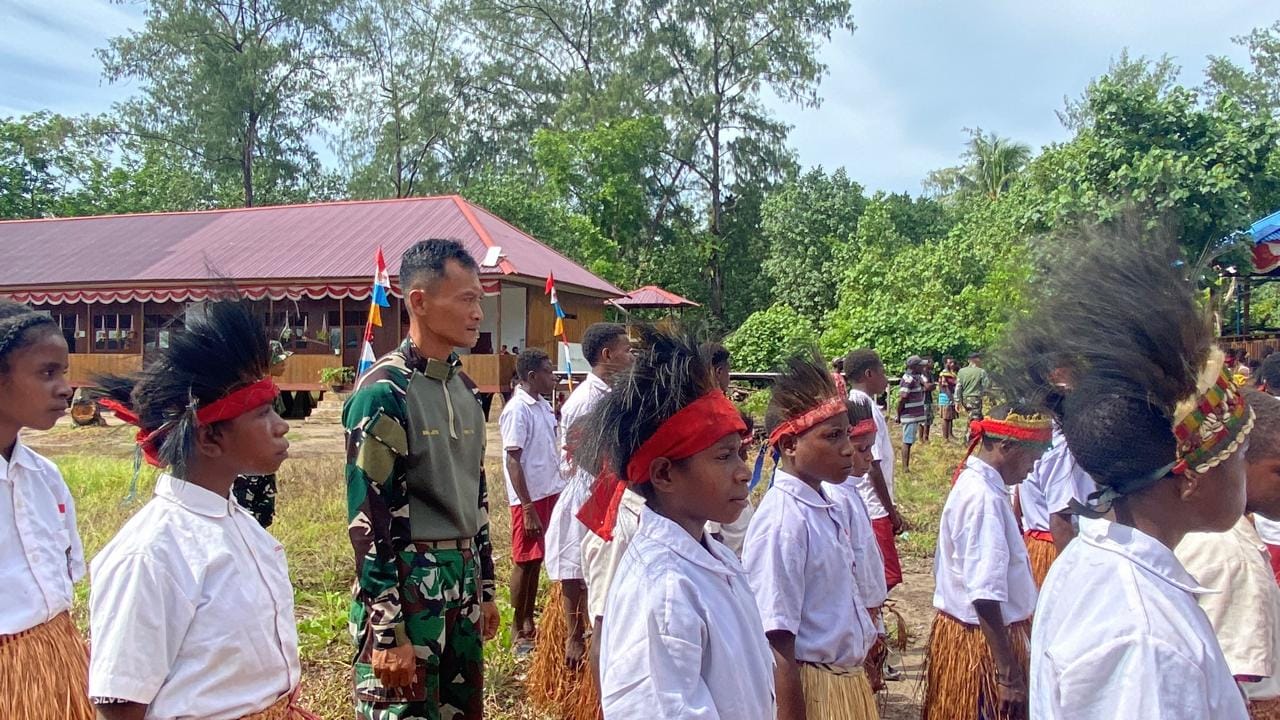 Antusiasme Tinggi Warnai Upacara Hardiknas di SD Naena Kekwa Bersama Satgas TMMD Kodim 1710/Mimika