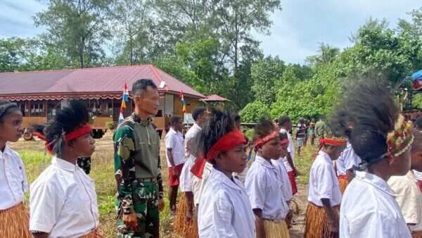 Antusiasme Tinggi Warnai Upacara Hardiknas di SD Naena Kekwa Bersama Satgas TMMD Kodim 1710/Mimika