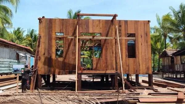 Satgas TMMD dan Warga Kebut Pemasangan Dinding Rumah Niko Makare
