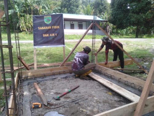 Bangun Bak Penampungan Air Bersih TMMD Ke-128 Kodim 1801/Manokwari Capai Tahap Pemasangan Rangka Besi