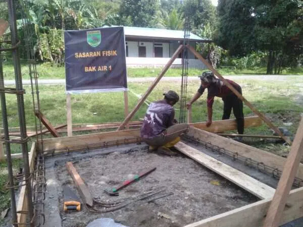 Bangun Bak Penampungan Air Bersih TMMD Ke-128 Kodim 1801/Manokwari Capai Tahap Pemasangan Rangka Besi Bangun Bak Penampungan Air Bersih TMMD Ke-128 Kodim 1801/Manokwari Capai Tahap Pemasangan Rangka Besi