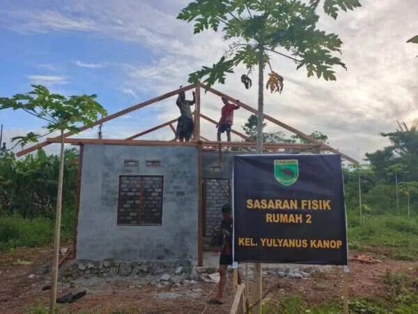 Satgas TMMD Ke-128 Kodim 1801/Manokwari Pasang Rangka Atap Rumah Warga di Kampung Tanah Rubuh Satgas TMMD Ke-128 Kodim 1801/Manokwari Pasang Rangka Atap Rumah Warga di Kampung Tanah Rubuh