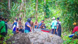 Pasi Ops Kodim 1801/Manokwari Turun Langsung Ikut Pengecoran Jalan TMMD Ke-128 di Kampung Tanah Rubuh