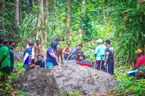 Pasi Ops Kodim 1801/Manokwari Turun Langsung Ikut Pengecoran Jalan TMMD Ke-128 di Kampung Tanah Rubuh Pasi Ops Kodim 1801/Manokwari Turun Langsung Ikut Pengecoran Jalan TMMD Ke-128 di Kampung Tanah Rubuh