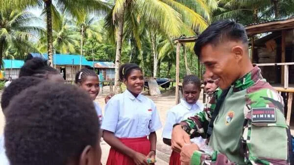 Senyum Hangat Anak-Anak Warnai Kebersamaan dengan Satgas TMMD ke-128 Kodim 1710/Mimika