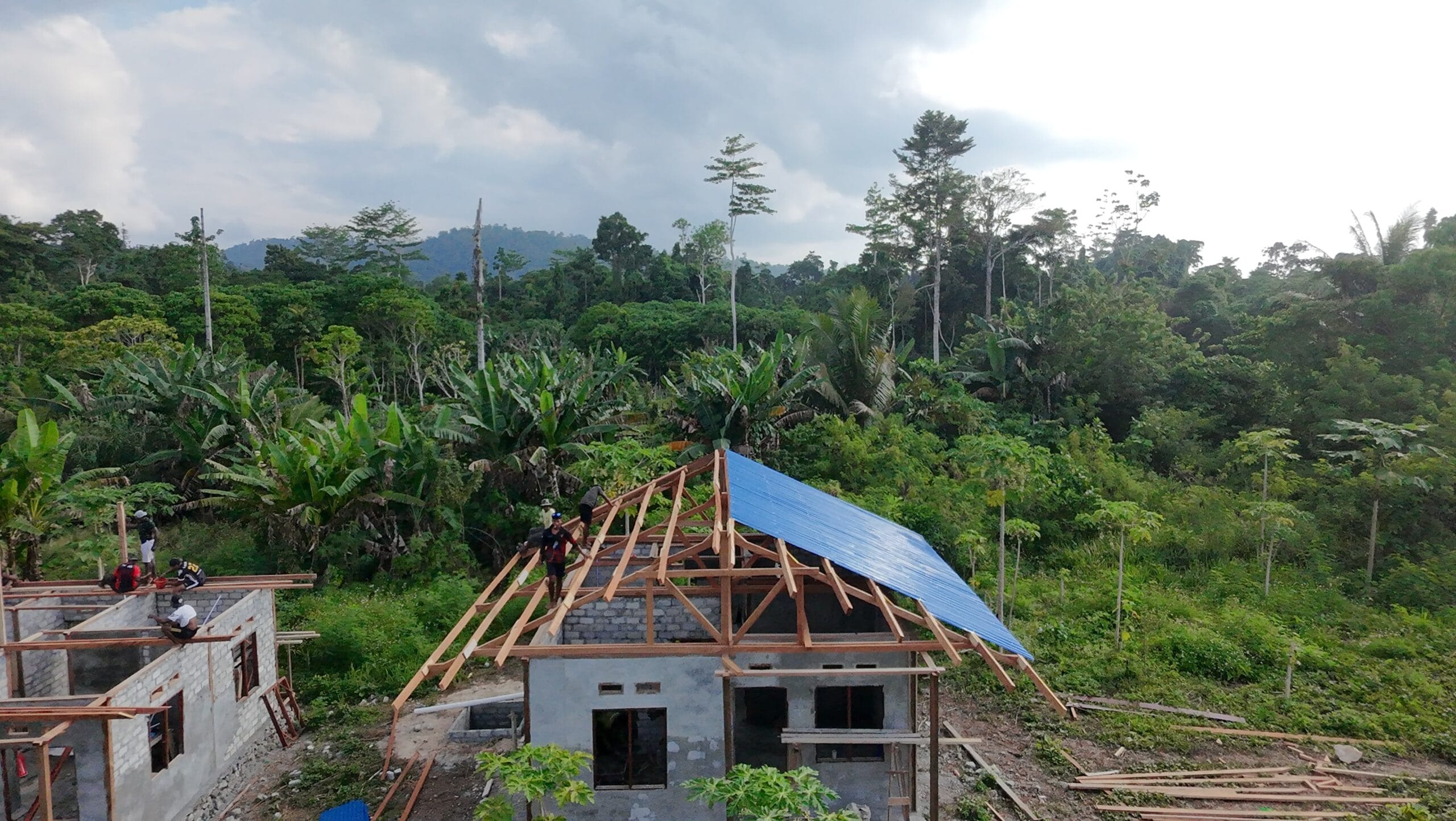 TNI Percepat Pembangunan Rumah Warga melalui Program TMMD ke-128 di Kampung Tanah Rubuh