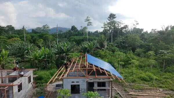 TNI Percepat Pembangunan Rumah Warga melalui Program TMMD ke-128 di Kampung Tanah Rubuh TNI Percepat Pembangunan Rumah Warga melalui Program TMMD ke-128 di Kampung Tanah Rubuh